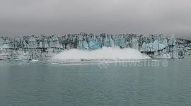Incredible footage of a glacier calving in Jokulsarlon, Iceland