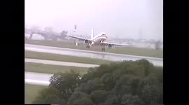 Plane struggles with strong crosswinds and aborts landing in Lisbon airport