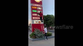 Philippines: Man hilariously pleads gas station staff to stop raising price on the display