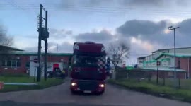 Convoy of lorries packed with donations for Ukraine refugees receive round of applause