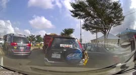 RECKLESS DRIVER: Impatient toyota driver attempts to skip traffic but crashes instead (Dashcam Video)