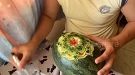 Vietnamese man sculpts many beautiful heart patterns on watermelon