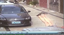 大爷数落宝马占道停车 车主驾车将其撞飞