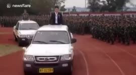 高校领导山寨阅兵 乘皮卡检阅军训方阵