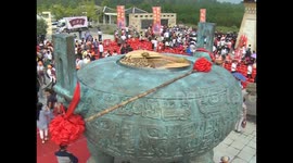 1,600 people eat beef soup from massive cooking vessel   