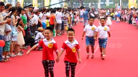 555 pairs of twins walk red carpet at Chinese festival