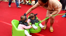 Mother dragged 7 months old twin sister walked the red carpet 