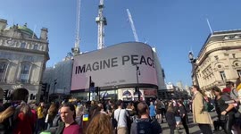 Yoko Ono’s ‘IMAGINE PEACE’ artwork, commissioned by CIRCA in collaboration with Serpentine, was displayed on Piccadilly Lights. as thosands march for solidarity with Ukraine