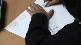 Niño borrando en la escuela, kid erasing a draw at school, ideal for footage