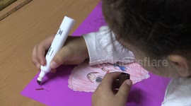 Niña escribiendo 