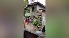 Villagers carry neighbour's entire HOUSE to another location in the Philippines