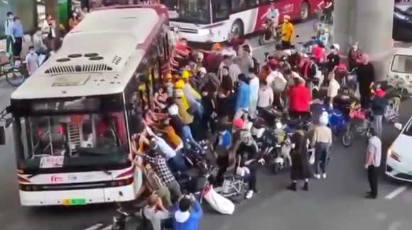Dozens of passersby lift bus up to free man trapped underneath in ...