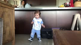 Baby shows off his new talent and takes his first steps Cheered on by his Bengal cat Ella