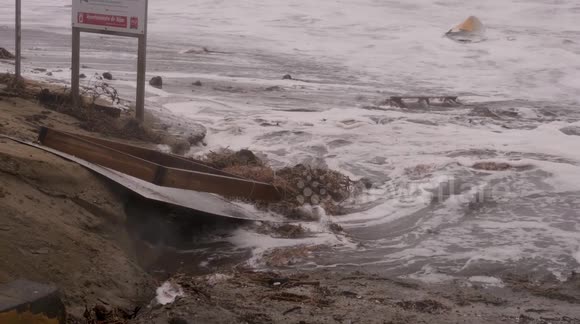 Massive waves slam coast of southern Spain after authorities warn of METEOTSUNAMI