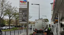 The price of petrol has difficulty falling below the critical level of €2 per liter in certain stations in France despite government aid of 15 centimes of euros per liter since April 1, 2022. Video filmed on April 4, 2022. Paris suburban town of Maisons-A