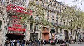 Louis Tomlinson in Paris: huge queue of fans waiting hours for the concert. Olympia Hall. 5 april 2022