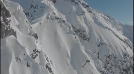 Extrême moment of a descent from the snowy mountain in Valdeze, Alaska