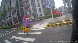 CLOSE CALL: Clueless cyclist almost ran over at traffic lights (Dashcam Video)