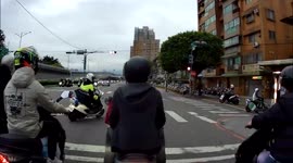 INSTANT KARMA: Moped rider skips through red light causing traffic warden to chase them (Dashcam Video)