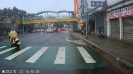 INSTANT KARMA: Traffic enforcer catches a moped rider as he tries to skip a red light (Dashcam Video)