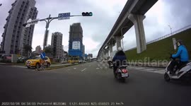 POLICE CHASE: Road user skipping red light gets traffic enforcers attention (Dashcam Video)