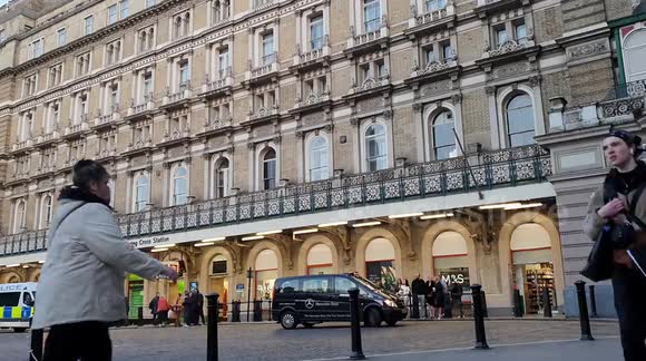 Time-lapse: London, people passing by near London' Trafalgar Square