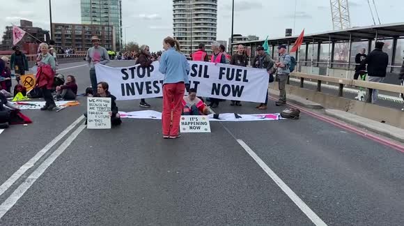 Extinction Rebellion block Lambeth and Vauxhall Bridges in London - Buy ...