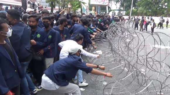 Indonesian students clash with police during furious anti-government protest in West Sumatra