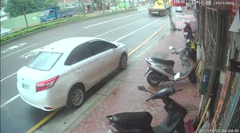 Accident: Speeding driver slams the brakes on too late (Dashcam Video)