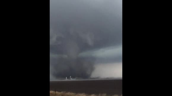 Tornado hunter catches massive twister near Gilmore, Iowa
