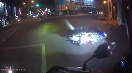 Accident: Cocky moped rider tried to show off and fell to the ground (Dashcam Video)