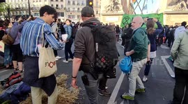 [17/4 19:44] Daniel Caparrós: Extinction Rebellion blocks Paris streets [17/4 19:45] Daniel Caparrós: Climate activists in Paris block central streets calling on political leaders to take more action to tackle climate change.  The footage shows protesters