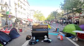 [17/4 19:44] Daniel Caparrós: Extinction Rebellion blocks Paris streets [17/4 19:45] Daniel Caparrós: Climate activists in Paris block central streets calling on political leaders to take more action to tackle climate change.  The footage shows protesters