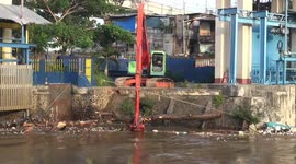 The Amount of Garbage Sent by Two Sluggish Garbage Containers Broken In Central Jakarta