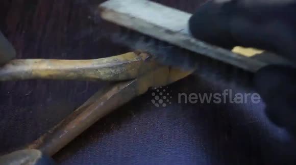 YouTuber carries out incredibly satisfying restoration of rusty old pliers