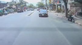 Motorcycle rider distracted by phone smashes into the back of car
