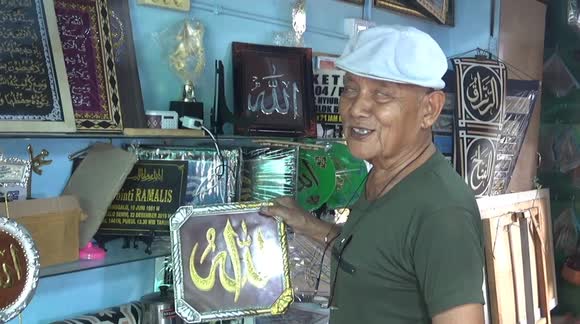 Indonesian grandpa turns recycled goods into beautiful calligraphy