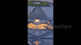 TAKING THE MASTER-PIECE! DAREDEVIL EVADES STRICT SECURITY TO SCALE THE LOUVRE PYRAMID AND TAKE A SELFIE AT THE TOP
