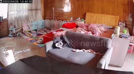 妈妈听见娃哭声急奔摔到骨折