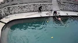 Villagers rescue elderly man who fell into pond in eastern China