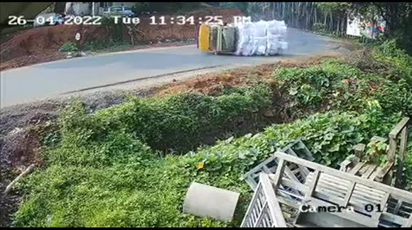 Speeding lorry driver makes steep turn without slowing down, topples vehicle