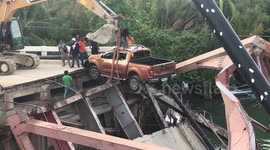 Cars removed from wreckage of collapsed bridge in the Philippines