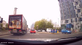 DASHCAM - Lorry drives straight through red light in Southampton.