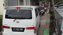 Hundreds of tourist cars strayed into a dead end after misreading the Google map guide