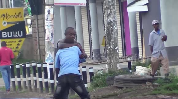 Hilarious stand off between two Carwash cleaners astonish onlookers in broad daylight