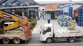Kind-hearted truck driver honks to alert man who dropped cash on road in China