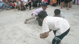 Catch that eel! Indonesian kids enjoy game with slippery creature