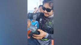 Daring tourist eats huge squid RAW in Thailand