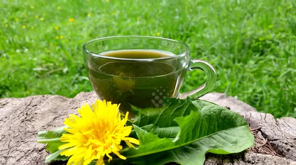 Watch this YouTuber make healthy dandelion coffee with honey