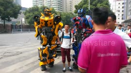 Man cosplays transformers in the street 男子街头扮“变形金刚”引众人围观